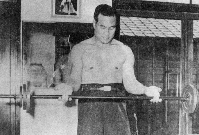 Masutatsu Oyama being trained